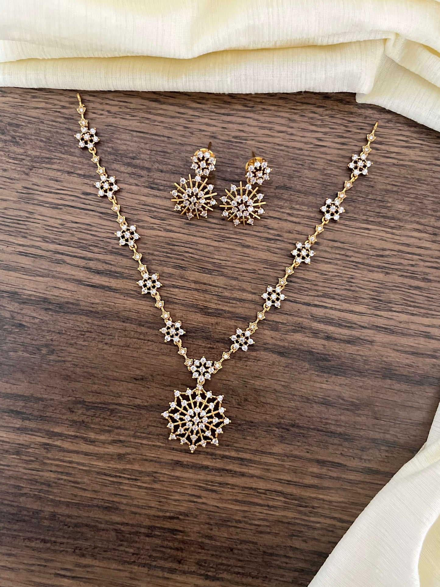 Diamond look-alike necklace set