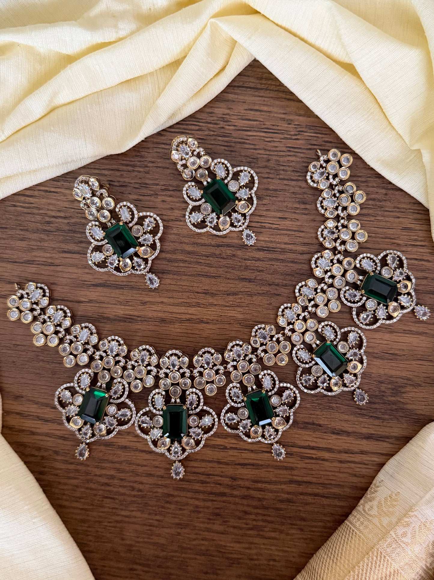 Grand Polki Style Choker Set with Emerald Center (Victorian Finish)