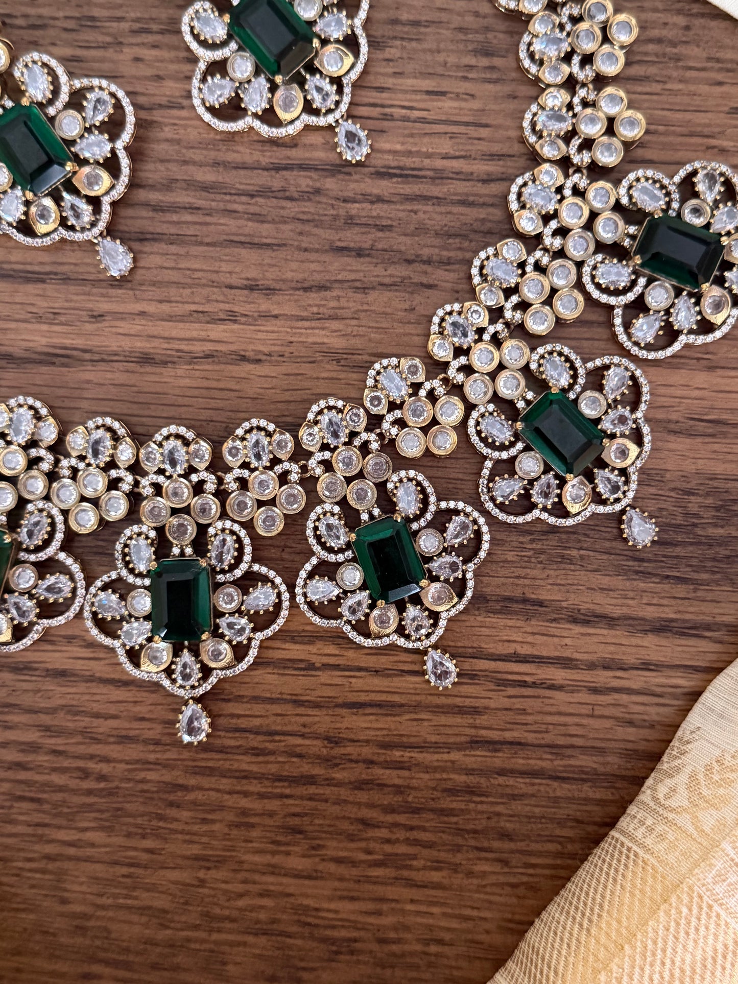 Grand Polki Style Choker Set with Emerald Center (Victorian Finish)