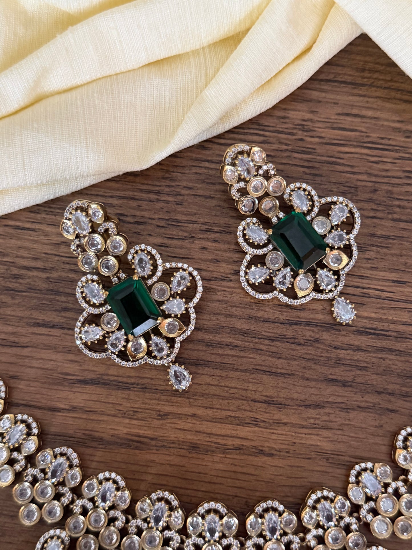 Grand Polki Style Choker Set with Emerald Center (Victorian Finish)