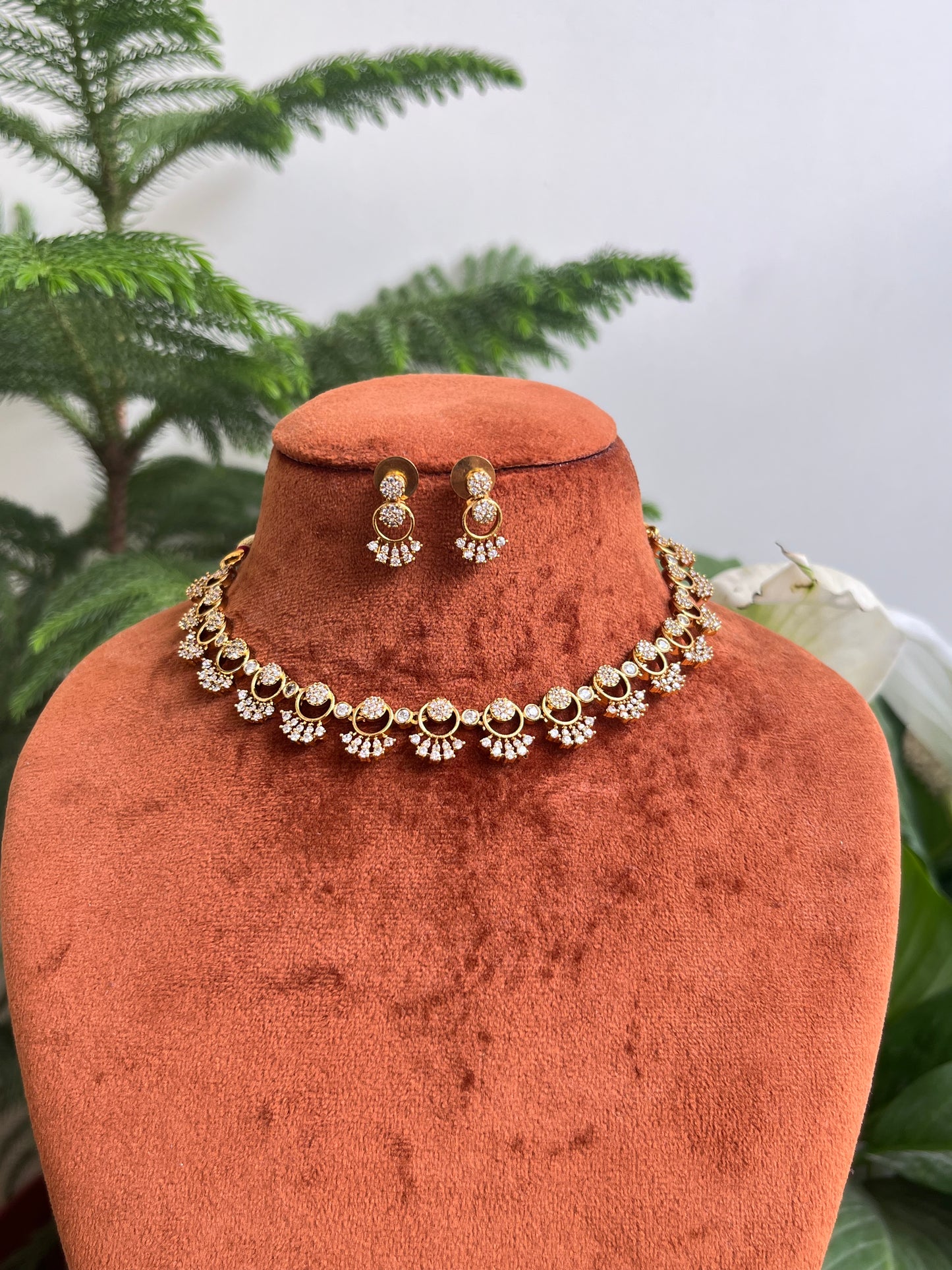 Diamond Look-Alike Sleek Necklace Set – For Saree & Dresses