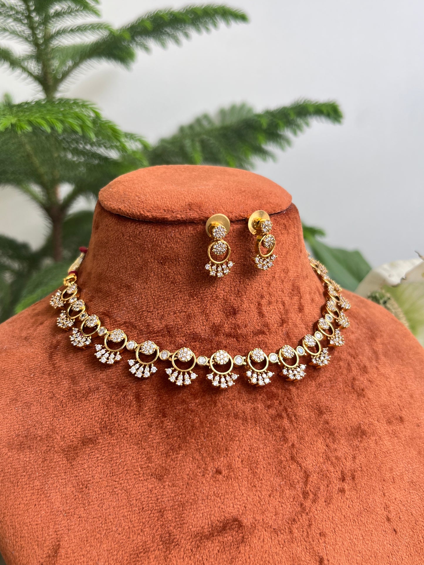 Diamond Look-Alike Sleek Necklace Set – For Saree & Dresses