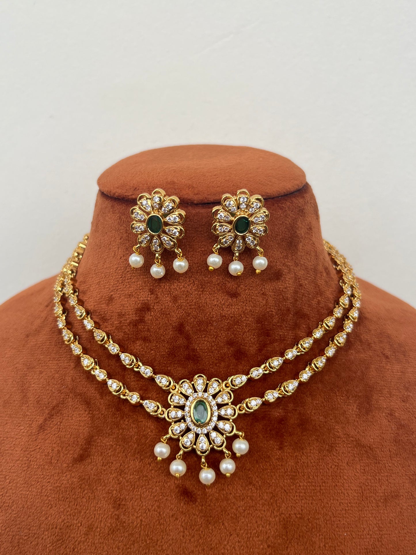Double Layer Traditional Necklace – Floral Pendant – Ruby / Green – With Earrings