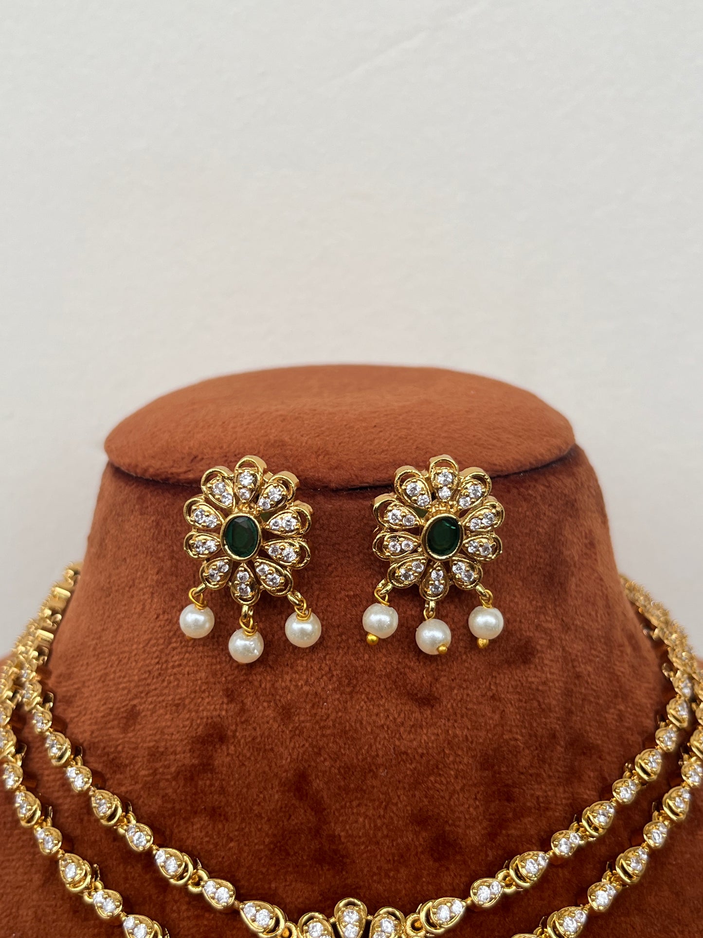 Double Layer Traditional Necklace – Floral Pendant – Ruby / Green – With Earrings