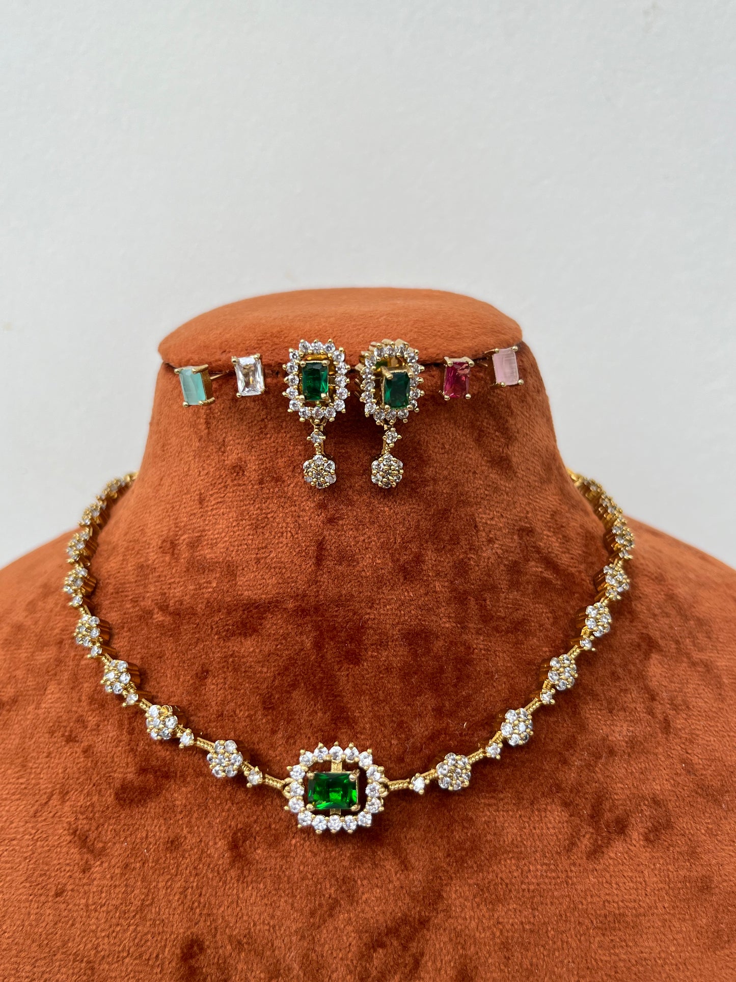 5-in-1 Color Changeable Sleek AD Necklace – With Earrings – Traditional & Modern