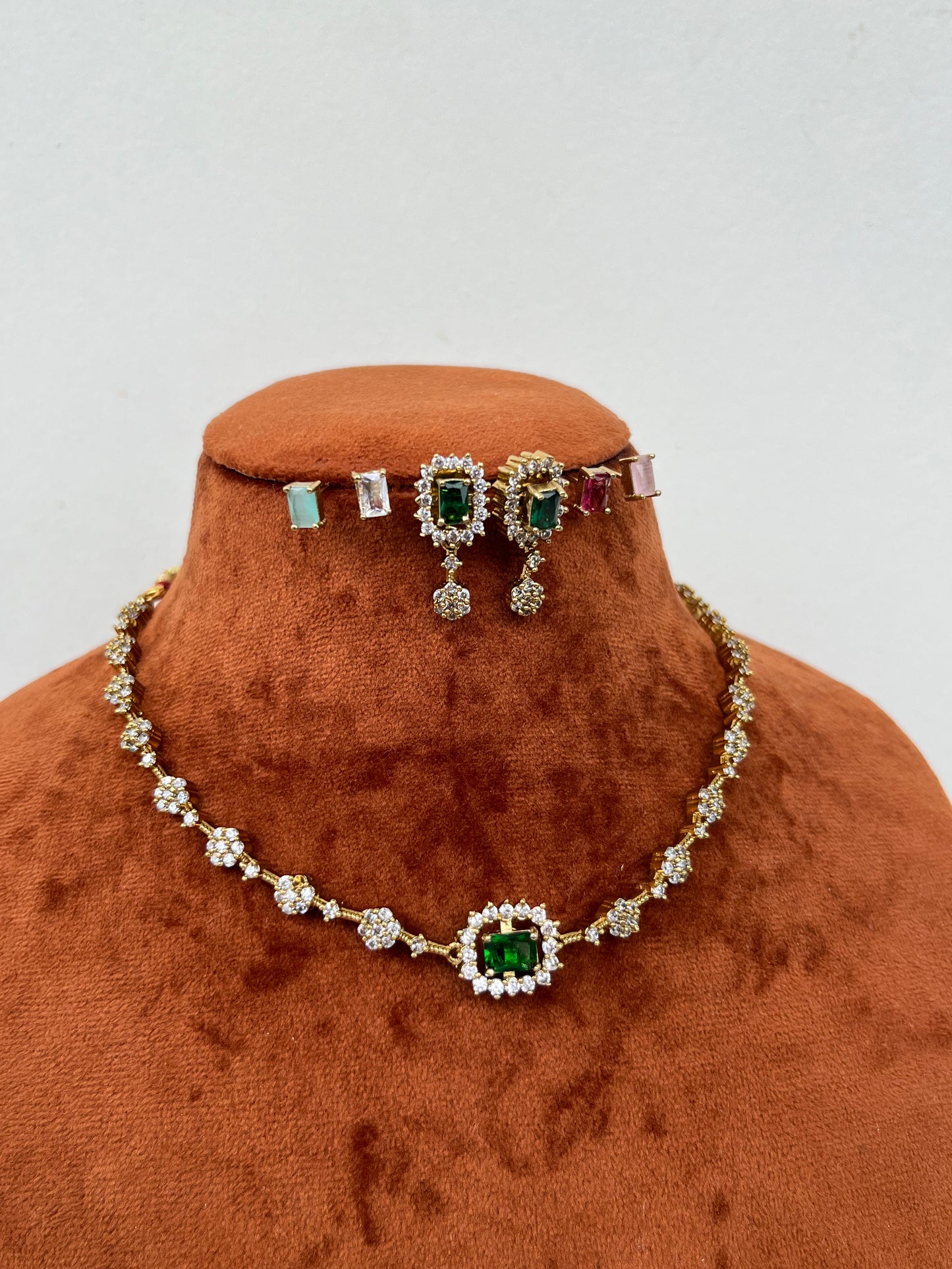 5-in-1 Color Changeable Sleek AD Necklace – With Earrings – Traditional & Modern