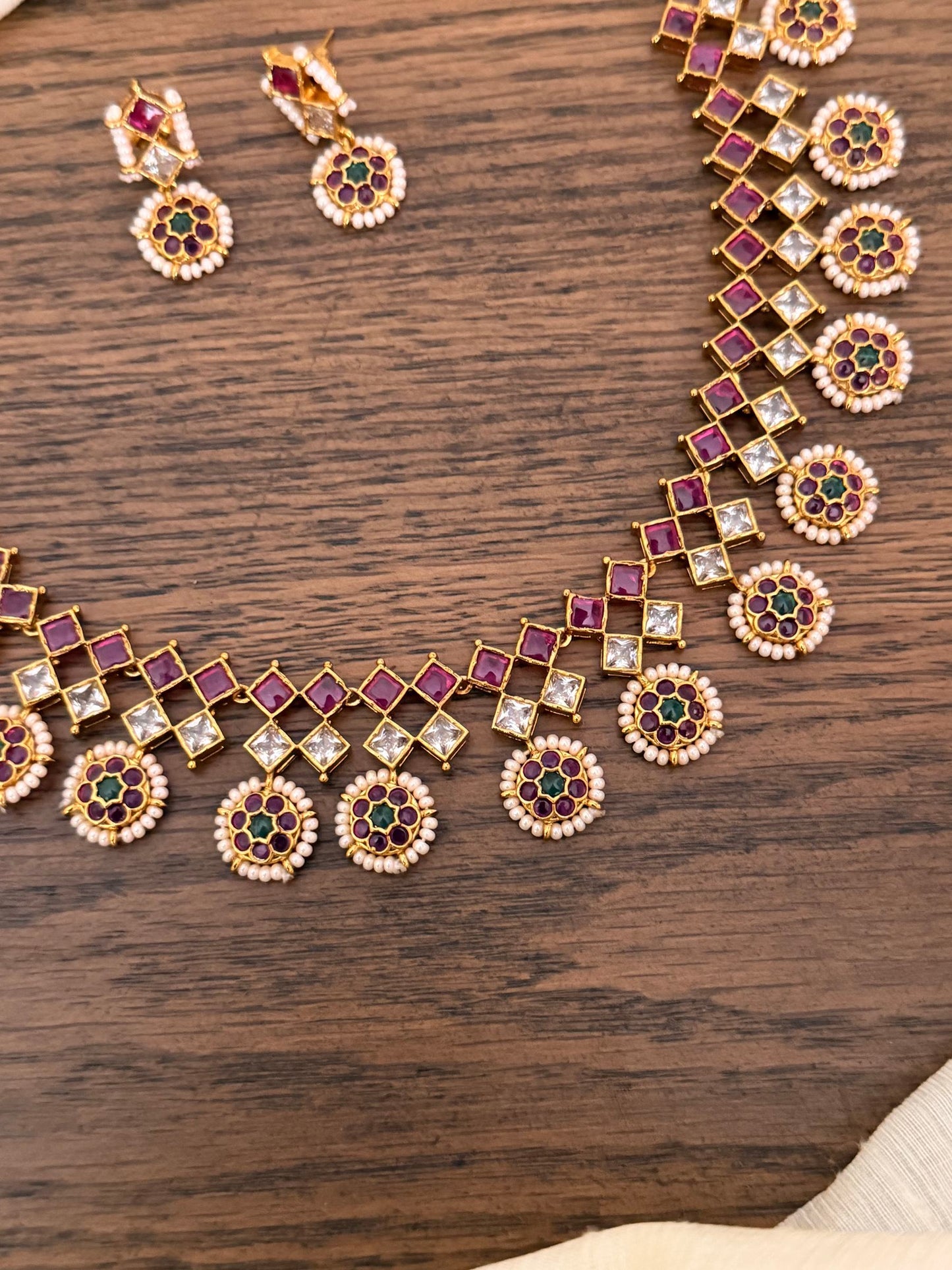 Contemporary Kemp Choker Set