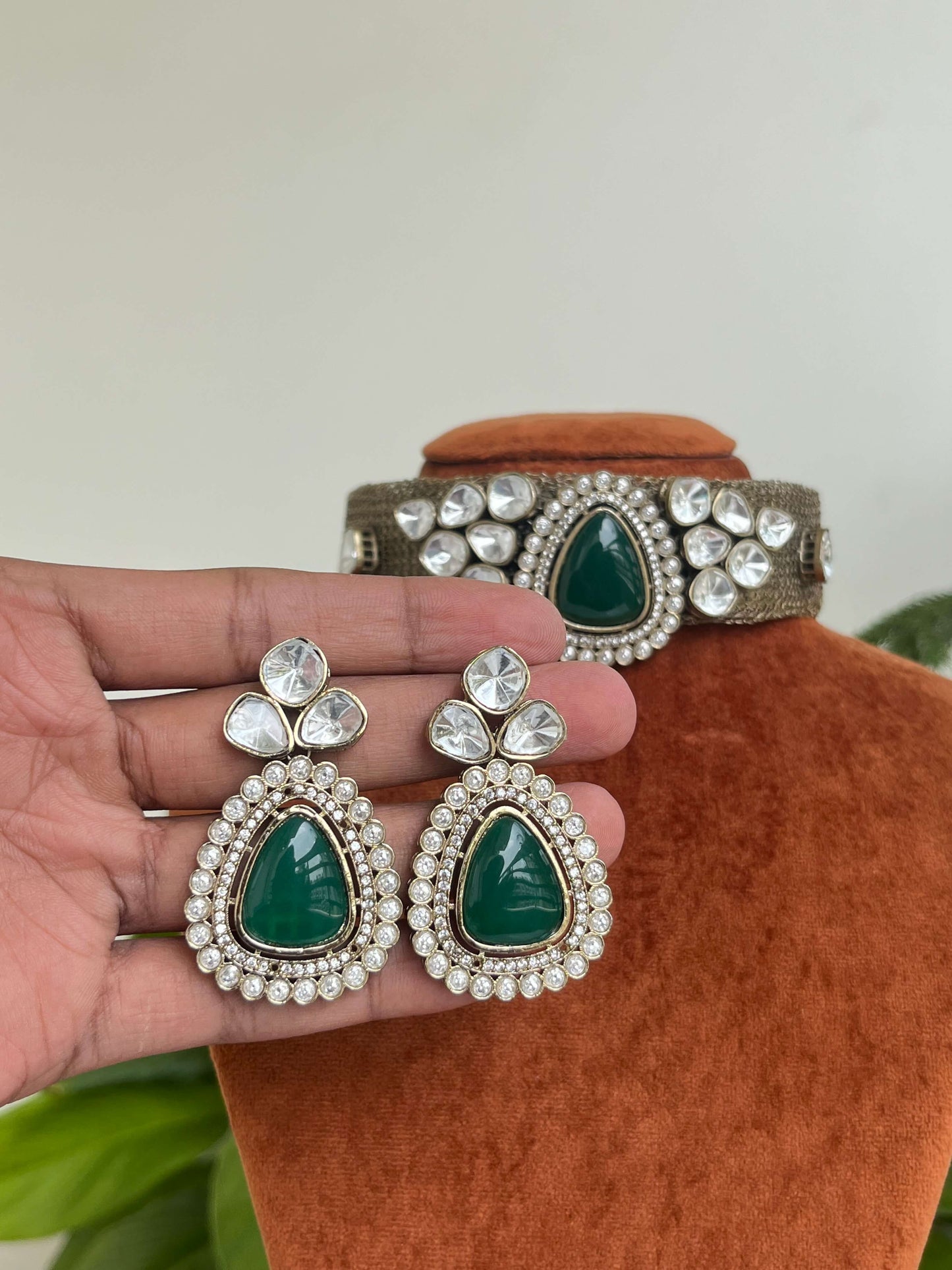 Foil-Back Kundan Choker with Green Stone & Matching Earrings