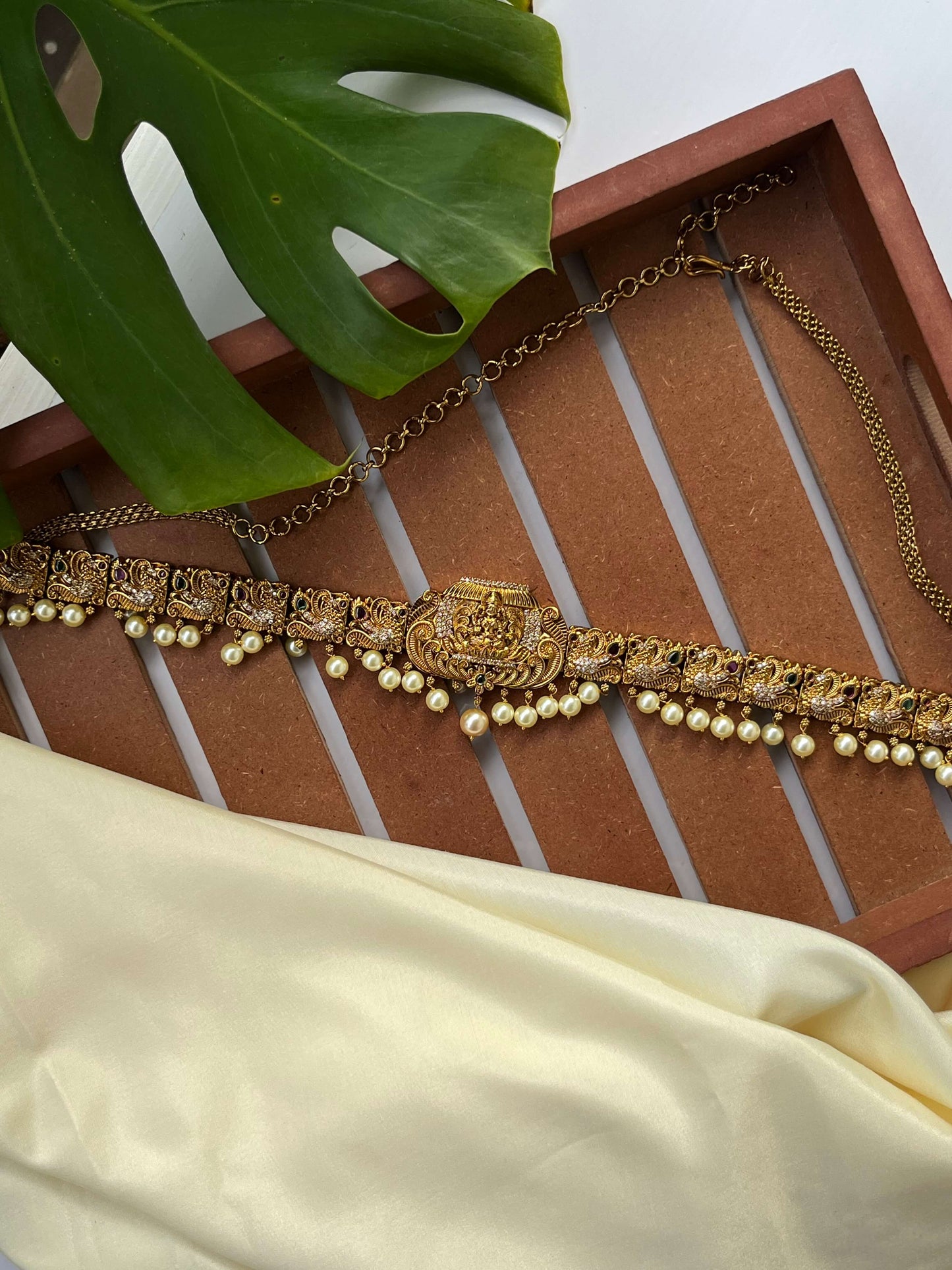 Lakshmi Devi Kemp Stone Hipbelt with Peacock Motif – Nakshi Polish & Hanging Pearls