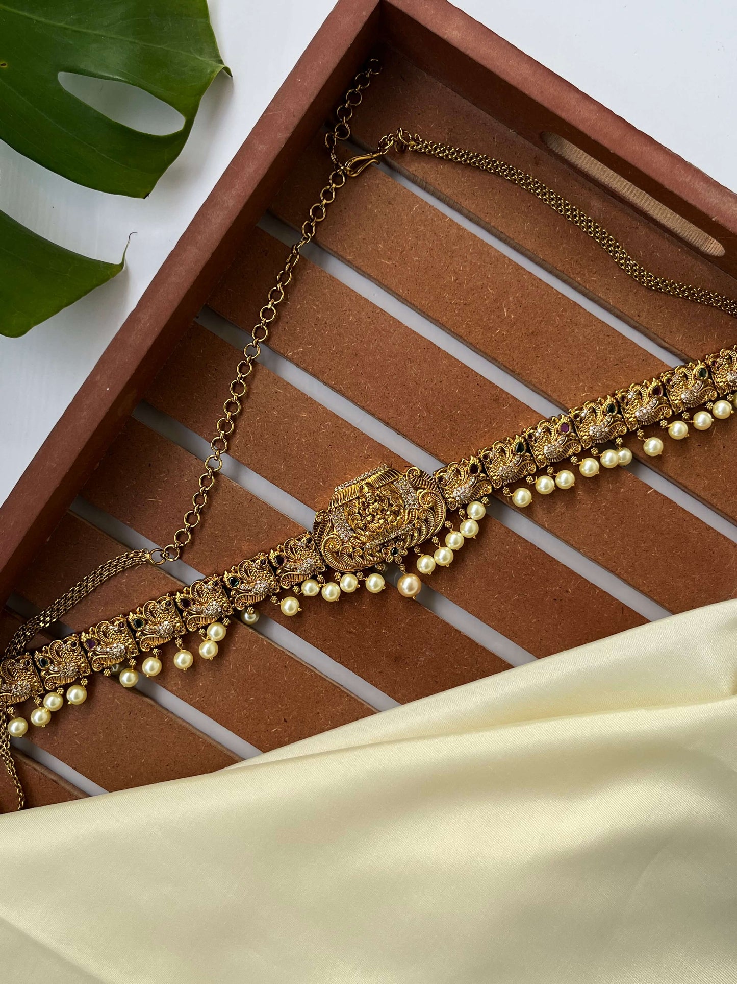 Lakshmi Devi Kemp Stone Hipbelt with Peacock Motif – Nakshi Polish & Hanging Pearls