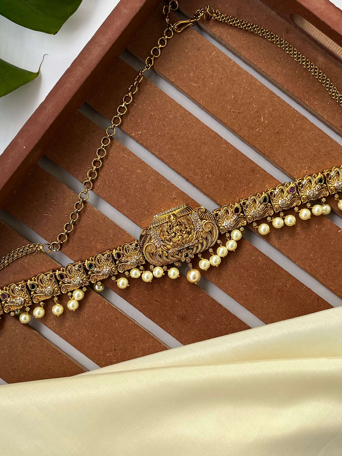 Lakshmi Devi Kemp Stone Hipbelt with Peacock Motif – Nakshi Polish & Hanging Pearls