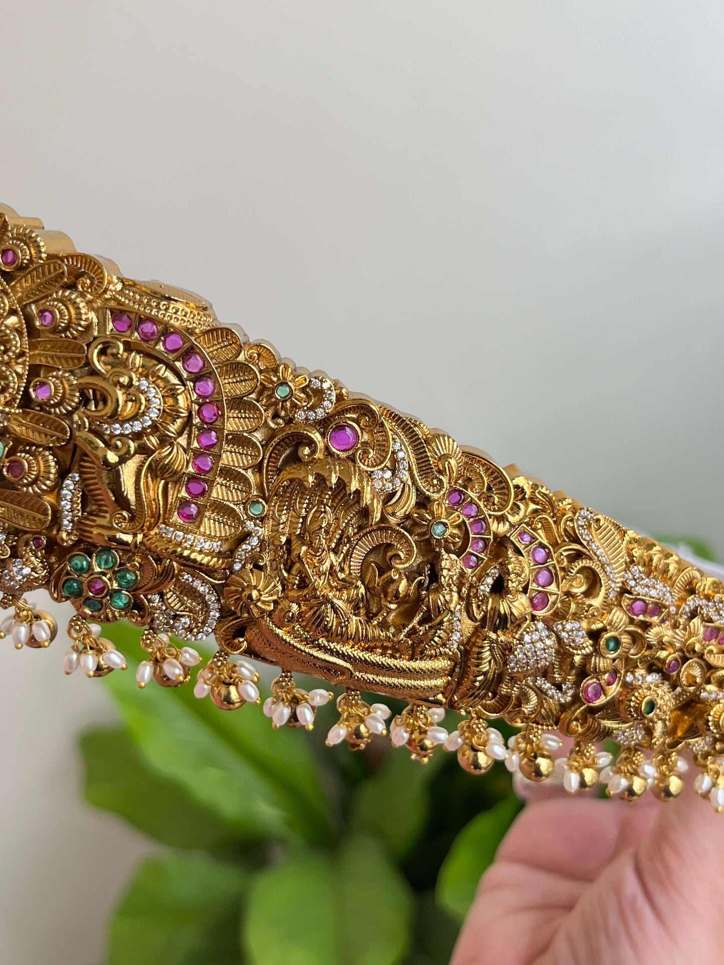 Kemp Stone Lakshmi Devi Heavy Bridal Vaddanam – Vishnu & Lakshmi Idol Detailing