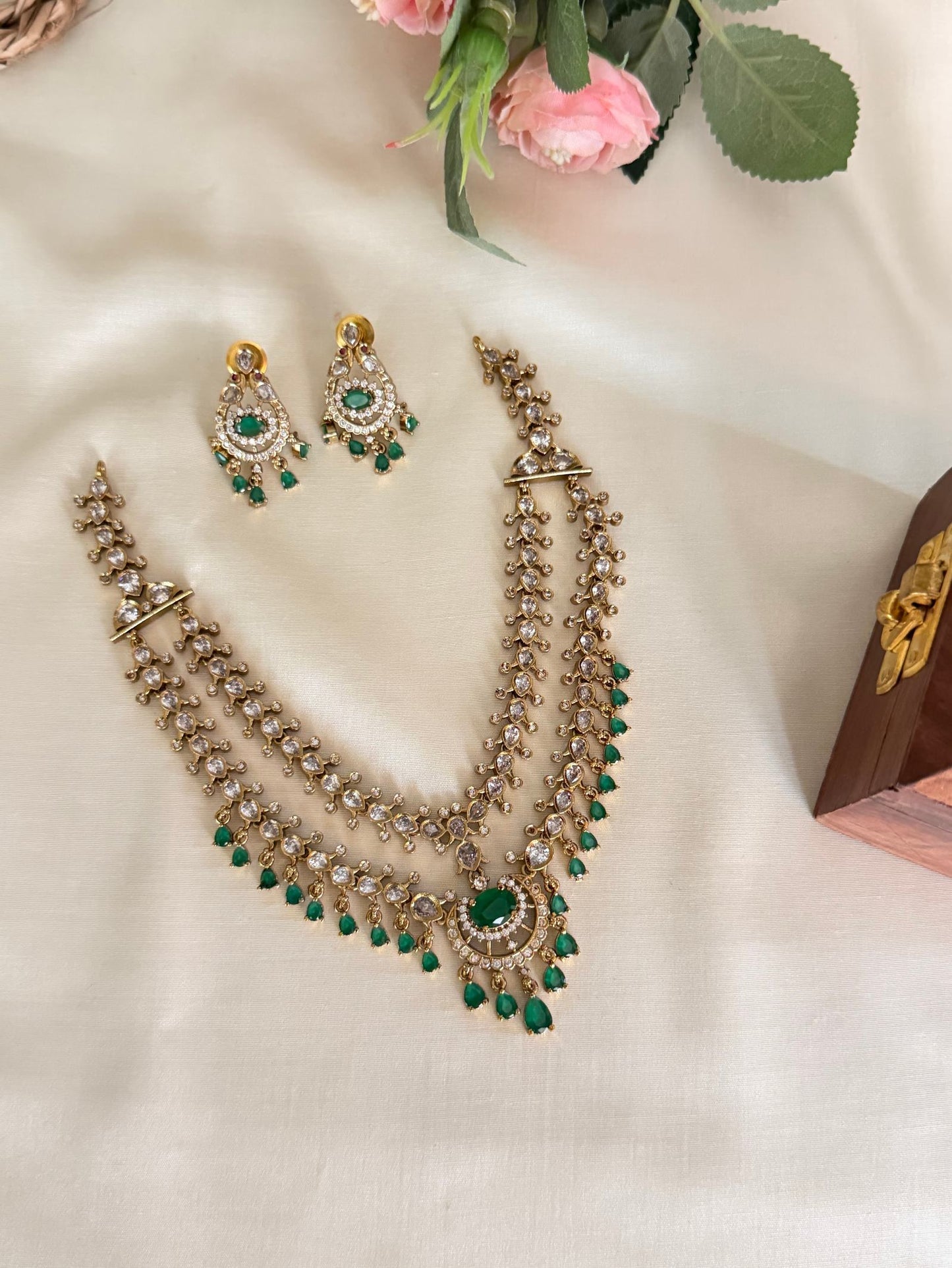 Emerald Round Motif Necklace Set