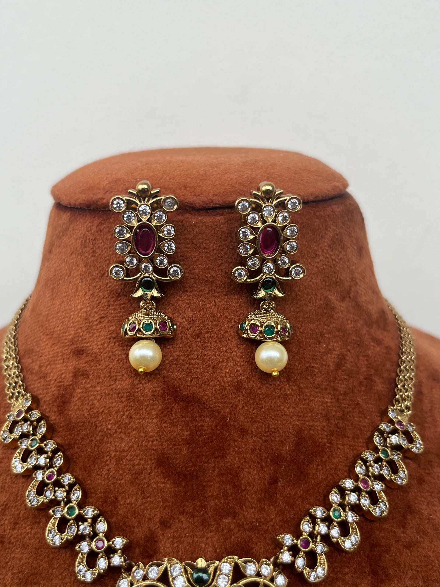 Sleek Victorian Flower Motif Necklace Set – Lightweight Elegance