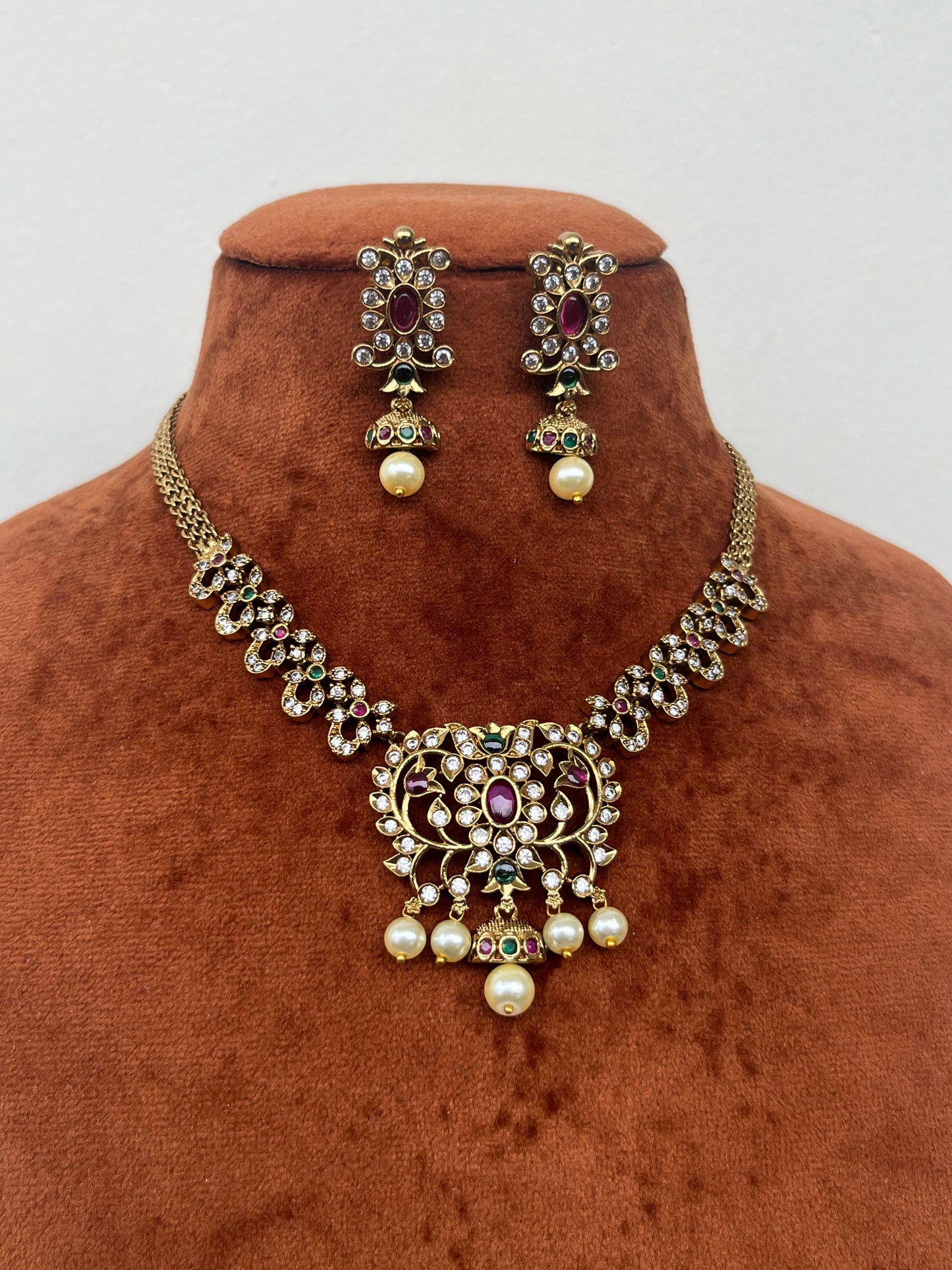 Sleek Victorian Flower Motif Necklace Set – Lightweight Elegance