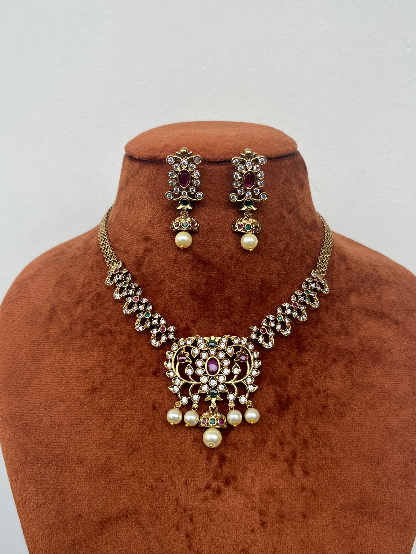 Sleek Victorian Flower Motif Necklace Set – Lightweight Elegance