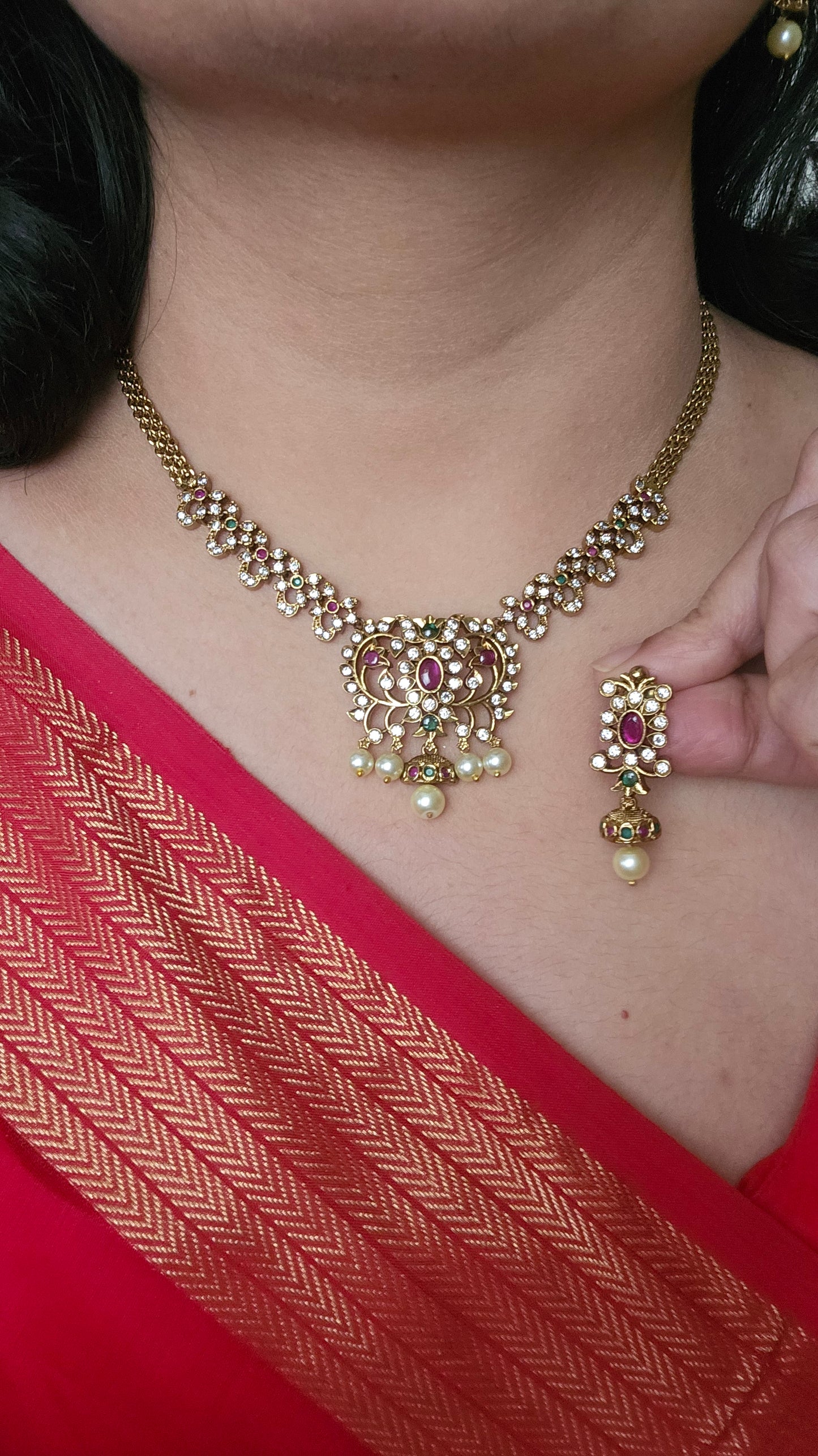 Sleek Victorian Flower Motif Necklace Set – Lightweight Elegance