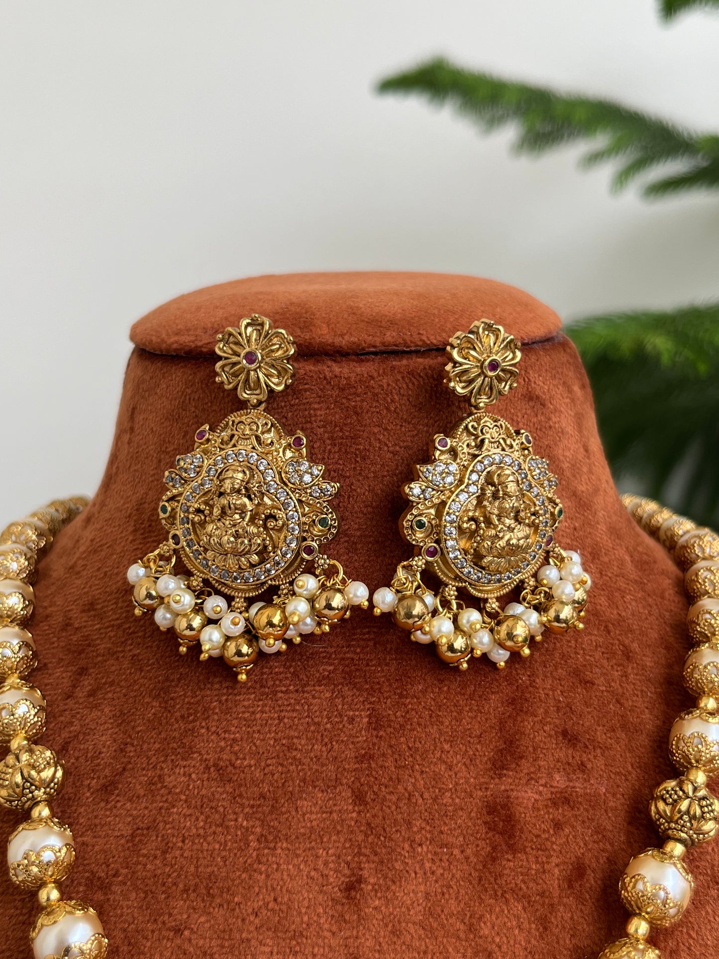 Lakshmi Devi Haram with Pearls & Detachable Pendant – Comes with Earrings