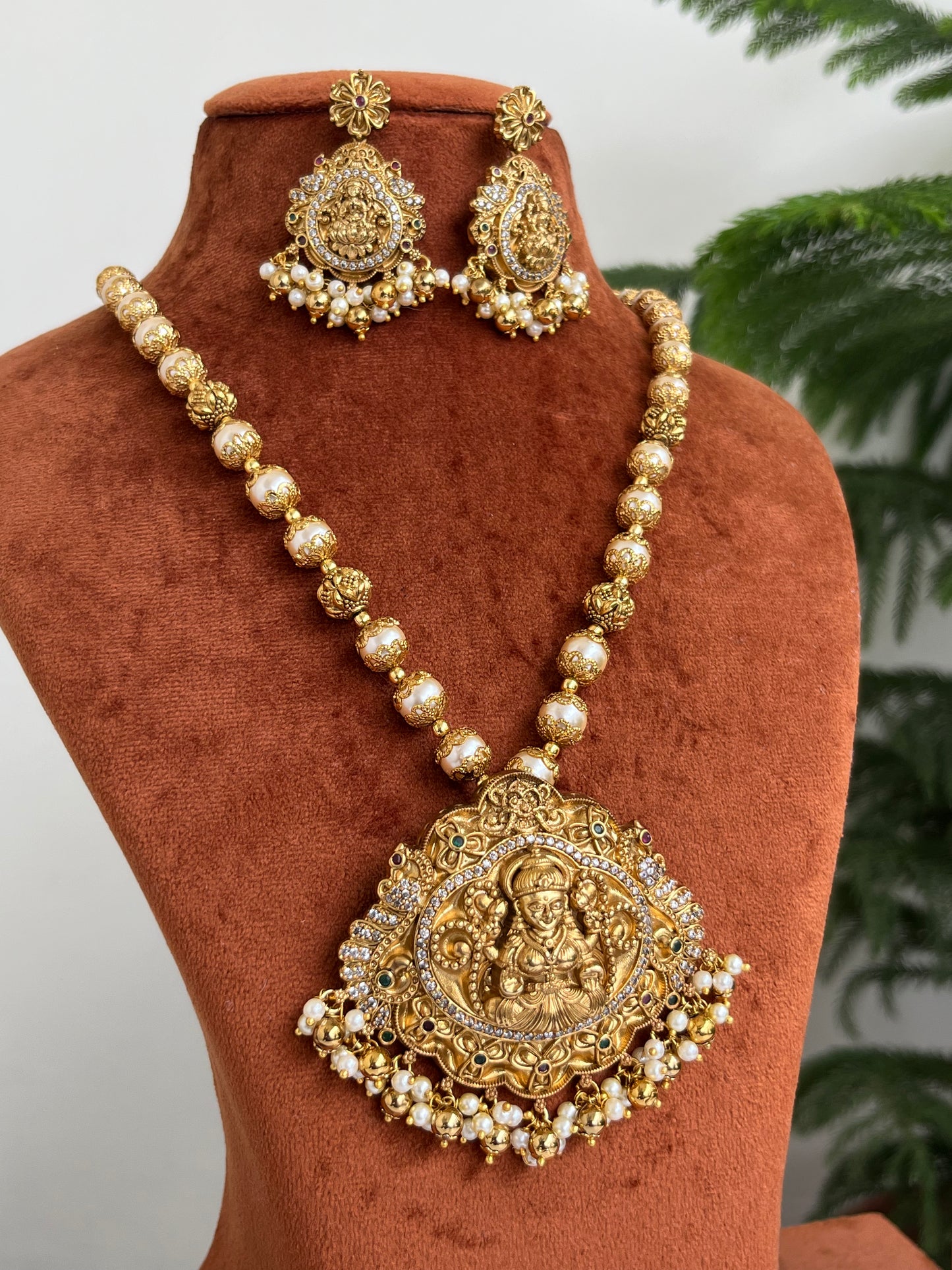 Lakshmi Devi Haram with Pearls & Detachable Pendant – Comes with Earrings